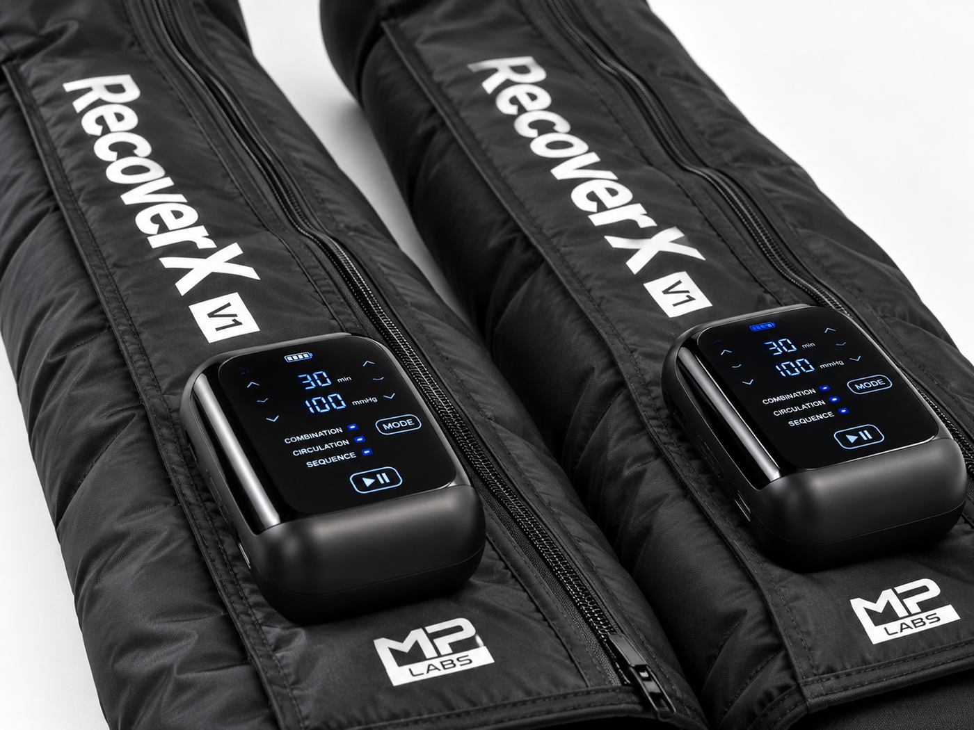 RecoverX V1 — par de botas con la unidad de control encendida